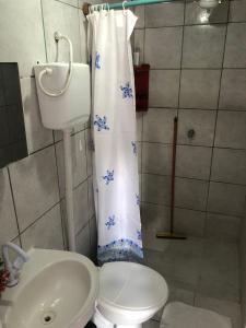 un bagno con un water e una tenda da doccia di Casa Privativa em Arraial d'Ajuda - 1 Quarto com 2 camas, Cozinha e Banheiro - 10 Minutos do Centro a Arraial d'Ajuda Altre 26 foto