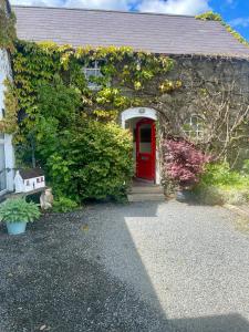 The Byre (Unusual and Different).外面的花园