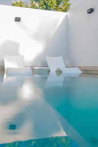 Una vista de una piscina de agua con arquitectura blanca. en Bungalow SIENA Center Playa del Inglés, en Maspalomas 30 fotos más