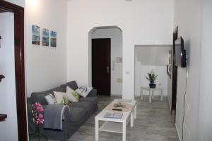 un salon avec un canapé et une table dans l'établissement Apartamento La Pepa - Santa Cruz de La Palma, à Santa Cruz de la Palma