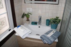 un lavabo de salle de bain avec des serviettes et une plante dessus dans l'établissement Apartamento La Pepa - Santa Cruz de La Palma, à Santa Cruz de la Palma 26 autres photos