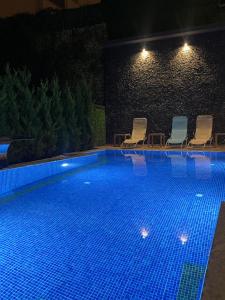 Bazén v ubytování Viola Hotel Budva nebo v jeho okolí