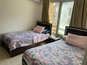 Postel nebo postele na pokoji v ubytování شاليه فندقي بقرية بلومار السخنه وادي دجله