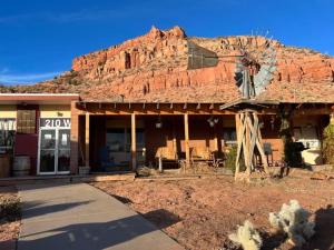 una casa con una montaña al fondo en The Cowboy Bunkhouse, en Kanab