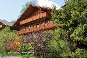 een huis met een houten dak op een heuvel bij Chalet M in Grindelwald
