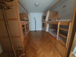 Palanda nebo palandy na pokoji v ubytování Hostel Valentin 2