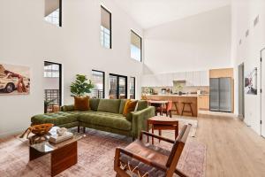una sala de estar con un sofá y una mesa en Hyve, en Nashville