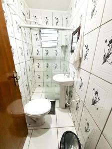 a bathroom with a toilet and a sink at Pousada Parada Da Fé in Aparecida +119 photos