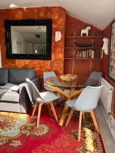 Posezení v ubytování CAMDEN TOWN COSY apartment + 34 fotografií