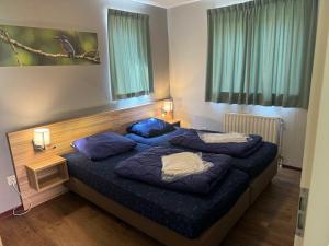 سرير أو أسرّة في غرفة في Luxury Apartments Near the Beach and Downtown CENTRUM 8