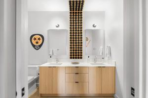 un baño con lavabo y espejo en Hyve, en Nashville 233 fotos más