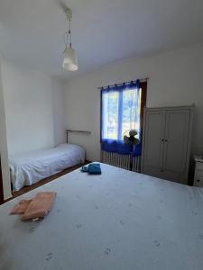 a bedroom with a bed and a window and a table at PANORAMA Cremia-casa LINA in Cremia