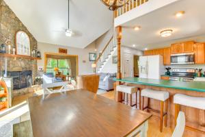Η κουζίνα ή μικρή κουζίνα στο Mountain Cabin with Covered Decks and Fire Pit!