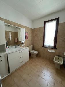 Koupelna v ubytování PANORAMA,Cremia-casa LUISA + 27 fotografií