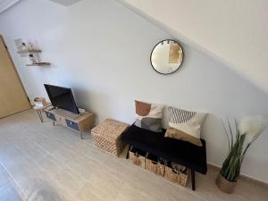 ein Wohnzimmer mit Spiegel und Couch in der Unterkunft Casa Soleme San Juan de Los terreros in San Juan de los Terreros