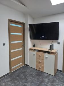 a room with a flat screen tv on a wall at Aréna in Szeged