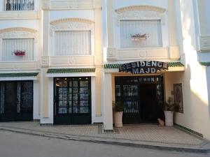 una tienda con un gato sentado frente a ella en Room in Tangier, Morocco F, en Tánger