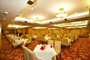 ein Esszimmer mit weißen Tischen und Stühlen in der Unterkunft Liuhua Hotel in Guangzhou