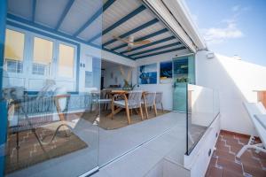 Una habitación con balcón con mesa y sillas. en RYETE Playa Blanca, en Playa Blanca