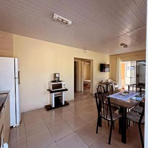 Η κουζίνα ή μικρή κουζίνα στο Refugio da Camboa - Casa Laranja