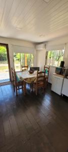 a dining room with a table and chairs at La cabaña 2 dormitorios in Ocean Park