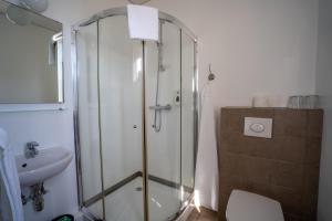 Bilik mandi di Hotel Post