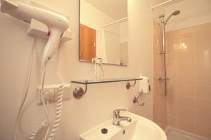 Bilik mandi di Hotel Post