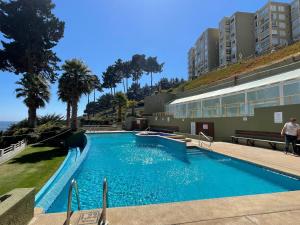 Hồ bơi trong/gần Arriendo vacacional departamento Algarrobo