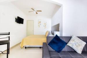 a living room with a couch and a bed at M&Z Loft Las Palmas in Cancún