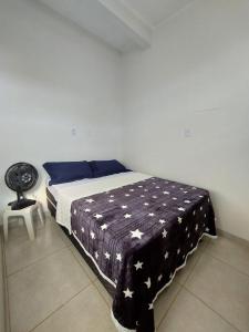 Katil atau katil-katil dalam bilik di Quarto Casal com Solteiro - Queen's Hotel