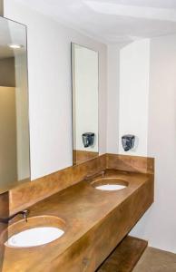 zwei Waschbecken im Bad mit zwei Spiegeln in der Unterkunft Gorgeous Open Concept Apartment in Santa Cruz Huatulco + 35 Fotos