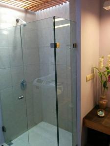 eine Dusche mit Glastür im Badezimmer in der Unterkunft Gorgeous Open Concept Apartment in Santa Cruz Huatulco