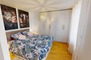 Postel nebo postele na pokoji v ubytování Modern Jungle - Colmar