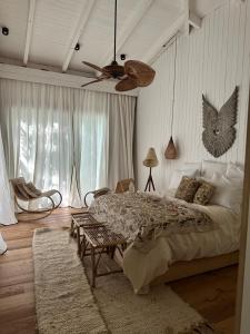 a bedroom with a bed and a ceiling fan at Infinito in Puerto Valle