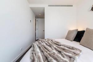 Postel nebo postele na pokoji v ubytování Queens Place Classy Lvl 69 Apt w Skyline Views