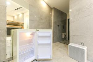 una nevera blanca con la puerta abierta en una cocina en Daegu Hotel Series Lions Park, en Daegu 102 fotos más