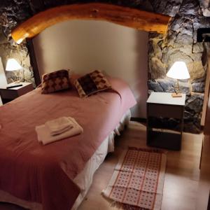 Un dormitorio con una cama con dos toallas encima. en Casa de montaña rumel, en Villa La Angostura