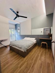 ブリンチャンにあるAdamhawa Homestay 3 Emerald Avenue Brinchangのベッドと天井扇風機のある寝室