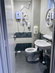 ブリンチャンにあるAdamhawa Homestay 3 Emerald Avenue Brinchangのシャワー、トイレ、洗面台を備えたバスルーム