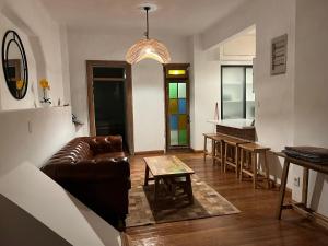 un soggiorno con un divano e un tavolo di Apartamento en el corazón dé Montevideo a Montevideo