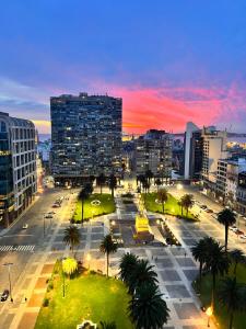 una vista di una città con un parco di notte di Apartamento en el corazón dé Montevideo a Montevideo