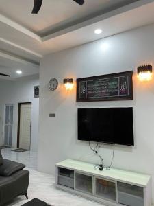 TV/trung tâm giải trí tại Oh My Batu Rakit Homestay Terengganu