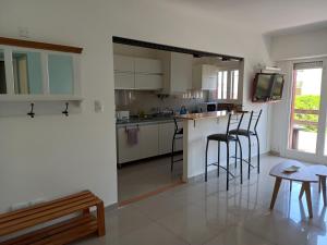 Η κουζίνα ή μικρή κουζίνα στο 2 ambientes en Playa Grande Matheu y Alem, solo familias y parejas +21 φωτογραφίες