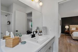 Ένα ή περισσότερα κρεβάτια σε δωμάτιο στο 4BD Near Downtown - Theatre, Patio, Games +54 φωτογραφίες