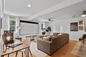 Χώρος καθιστικού στο 4BD Near Downtown - Theatre, Patio, Games