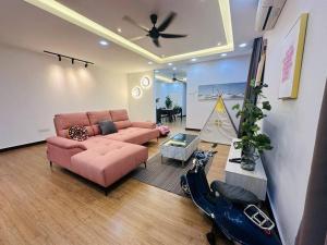 TV a/nebo společenská místnost v ubytování Rini residences 整栋双层排楼适合全家大小居住周边商店商场林立