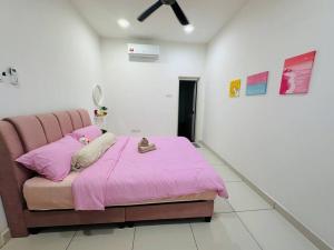 Postel nebo postele na pokoji v ubytování Rini residences 整栋双层排楼适合全家大小居住周边商店商场林立