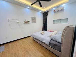 Postel nebo postele na pokoji v ubytování Rini residences 整栋双层排楼适合全家大小居住周边商店商场林立