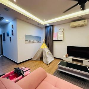 TV a/nebo společenská místnost v ubytování Rini residences 整栋双层排楼适合全家大小居住周边商店商场林立