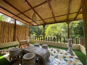 Rõdu või terrass majutusasutuses BAMBOO OASIS
